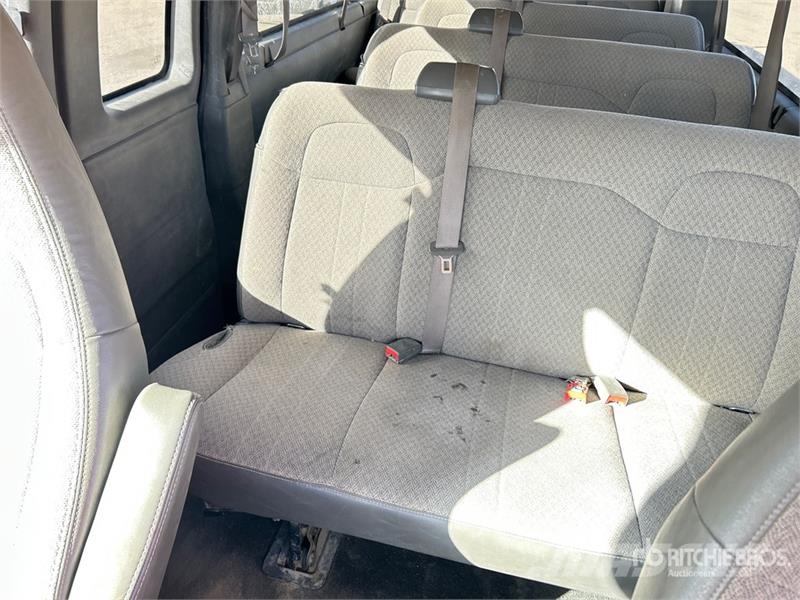 Chevrolet Express 15 Passenger Van Busy / Vany