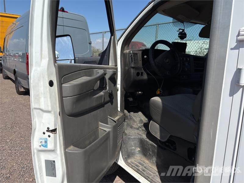 Chevrolet Express 3500 4x2 Van Truck شاحنات ذات هيكل صندوقي