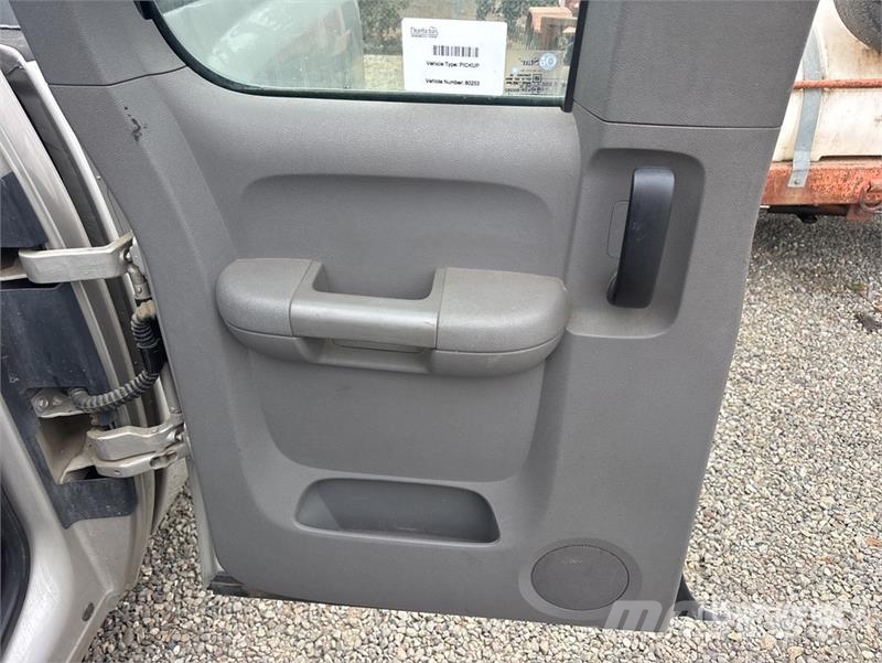 Chevrolet Silverado 1500 4x2 Extended Cab Pickup Outro