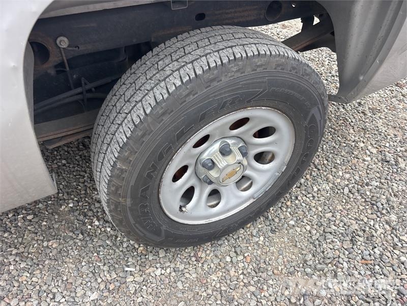 Chevrolet Silverado 1500 4x2 Extended Cab Pickup Outro