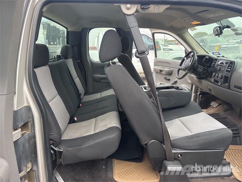 Chevrolet Silverado 1500 4x2 Extended Cab Pickup Outro