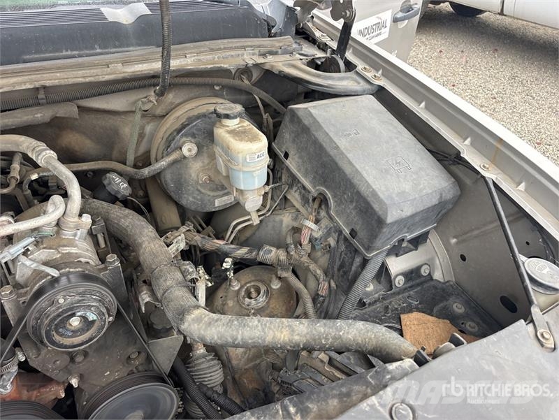 Chevrolet Silverado 1500 4x2 Extended Cab Pickup Outro