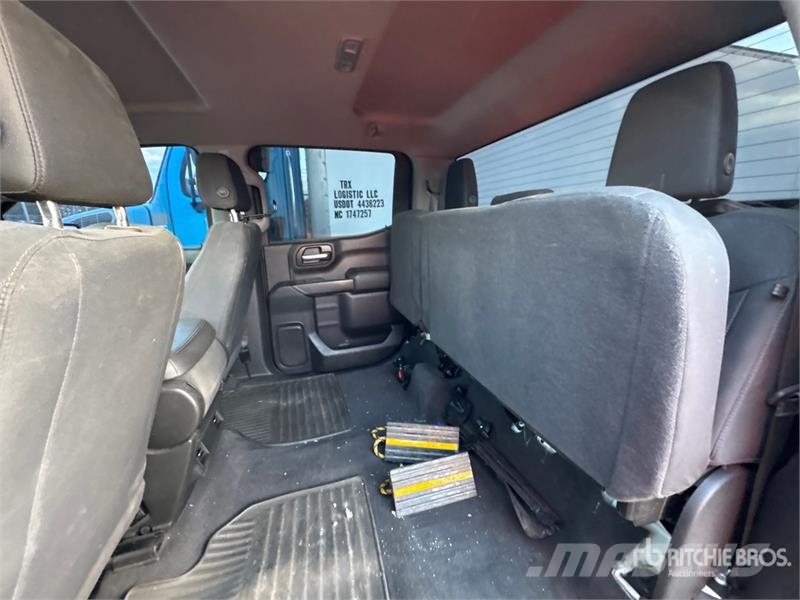 Chevrolet Silverado 1500 Custom 4x4 Crew Cab Pickup Egyéb