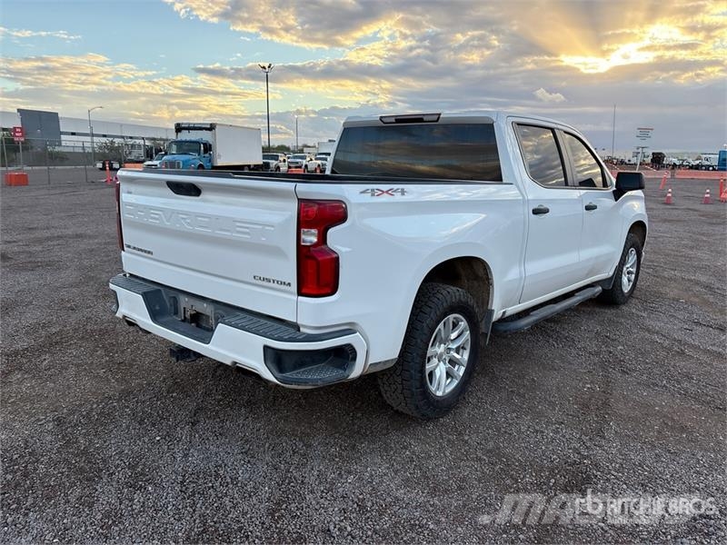 Chevrolet Silverado 1500 Custom 4x4 Crew Cab Pickup Egyéb