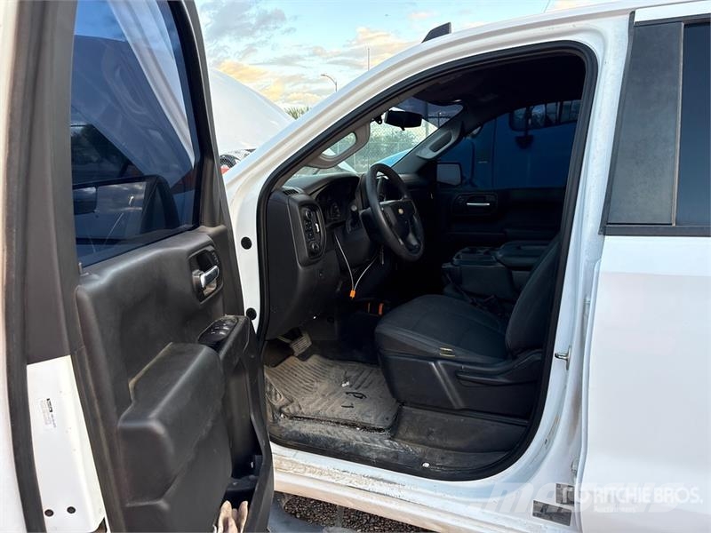 Chevrolet Silverado 1500 Custom 4x4 Crew Cab Pickup Egyéb