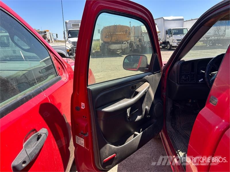 Chevrolet Silverado 1500 4x2 Pickup Outro