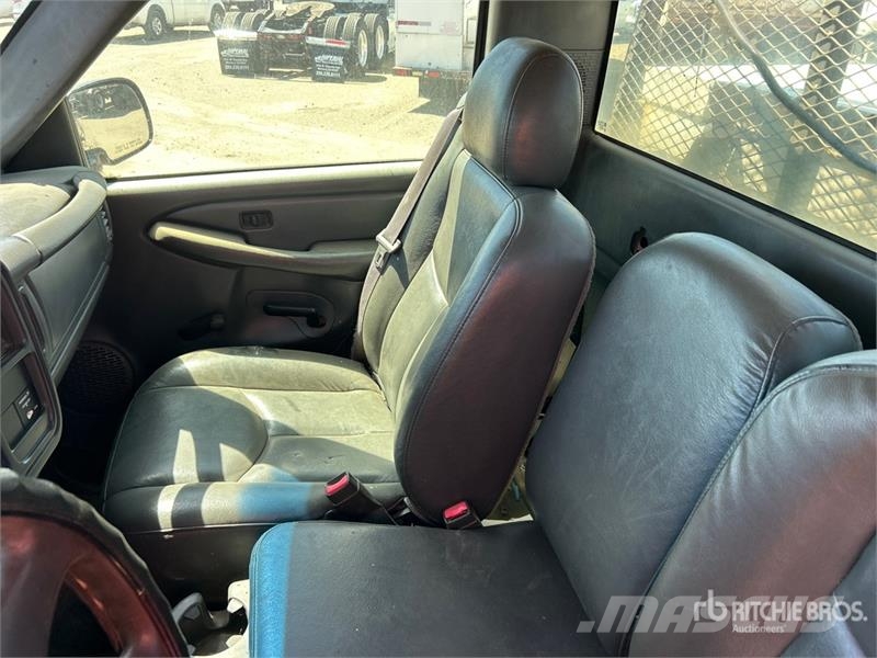 Chevrolet Silverado 1500 4x2 Pickup Outro