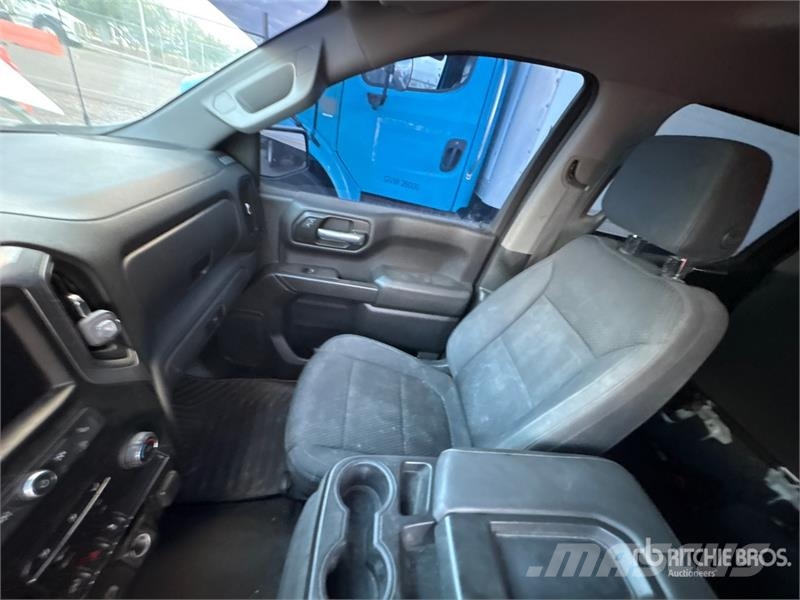 Chevrolet Silverado 1500 Custom 4x4 Crew Cab Pickup Egyéb