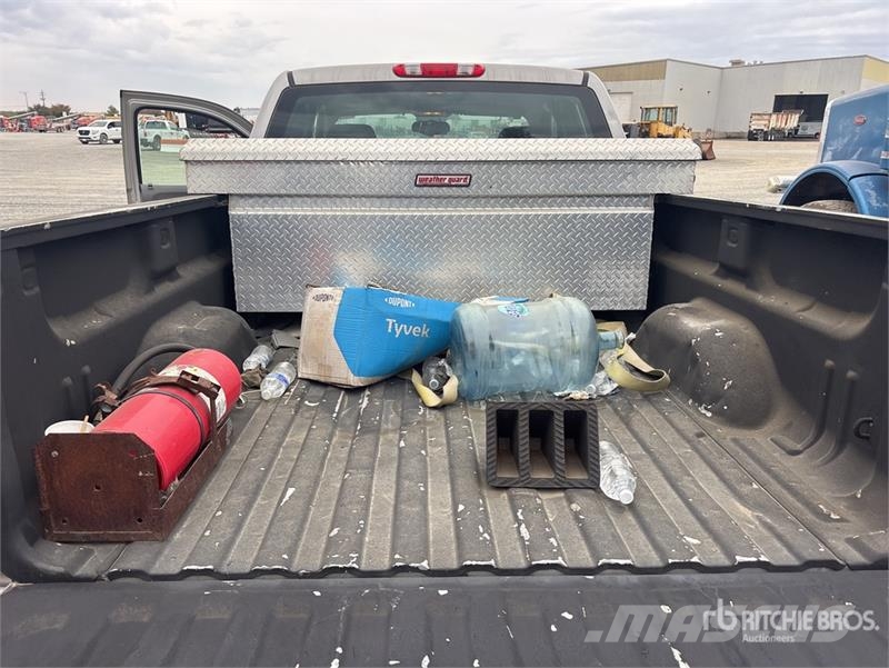 Chevrolet Silverado 1500 4x2 Extended Cab Pickup Outro
