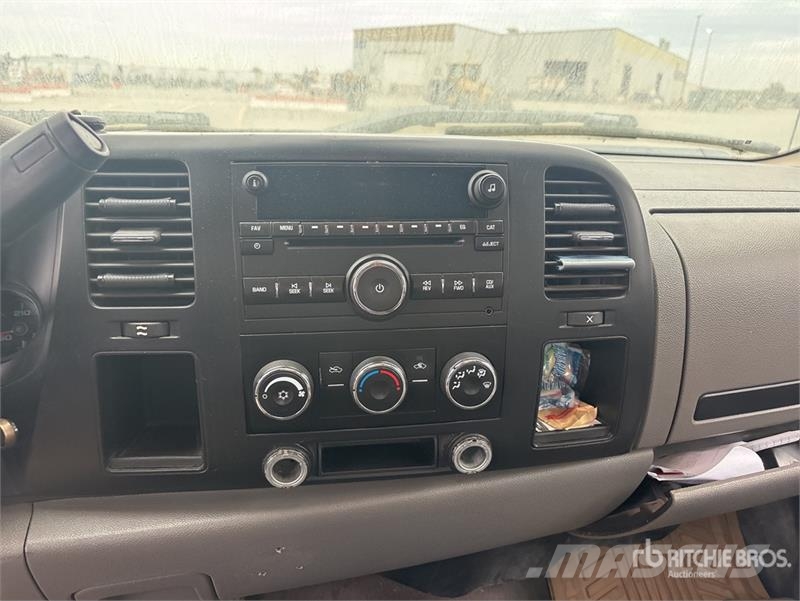 Chevrolet Silverado 1500 4x2 Extended Cab Pickup Outro