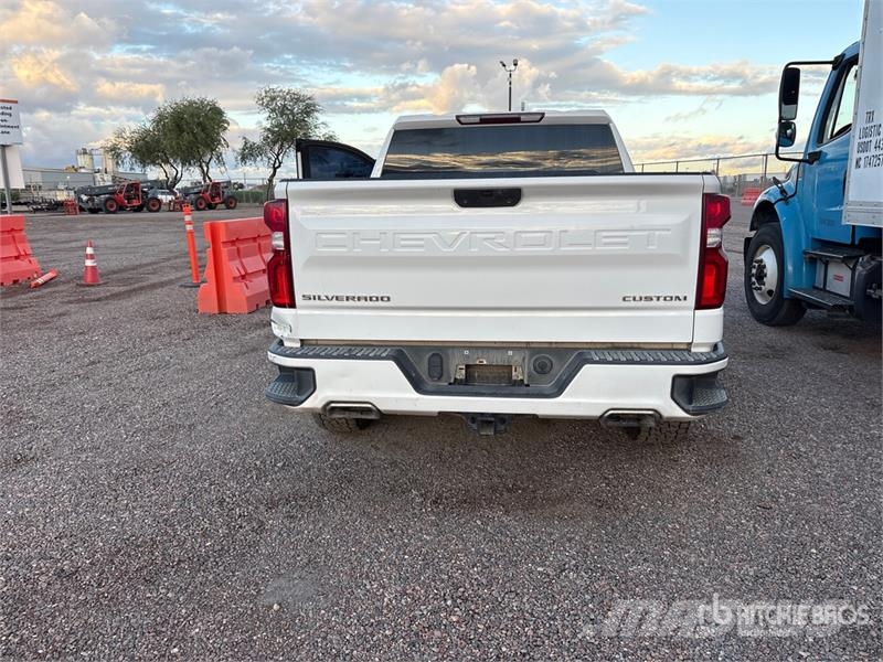 Chevrolet Silverado 1500 Custom 4x4 Crew Cab Pickup Egyéb
