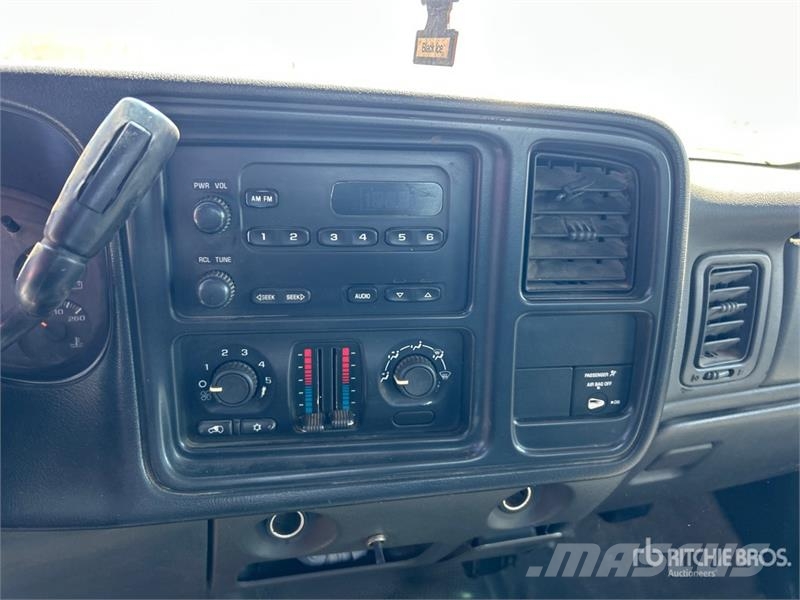 Chevrolet Silverado 1500 4x2 Pickup Outro