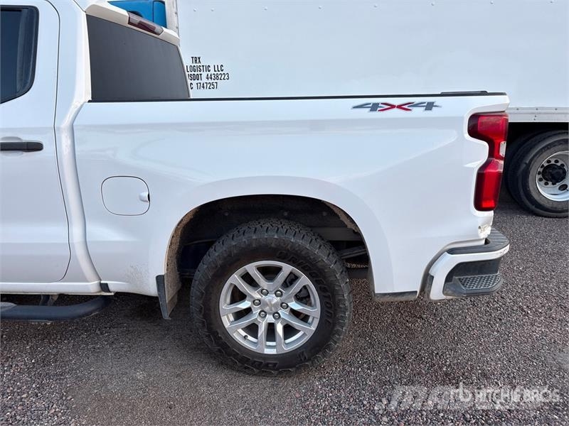Chevrolet Silverado 1500 Custom 4x4 Crew Cab Pickup Egyéb