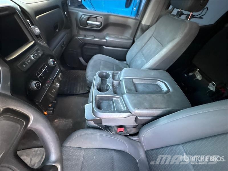 Chevrolet Silverado 1500 Custom 4x4 Crew Cab Pickup Egyéb