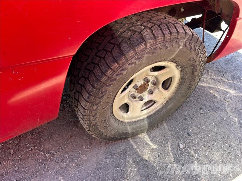 Chevrolet Silverado 1500 4x2 Pickup Outro