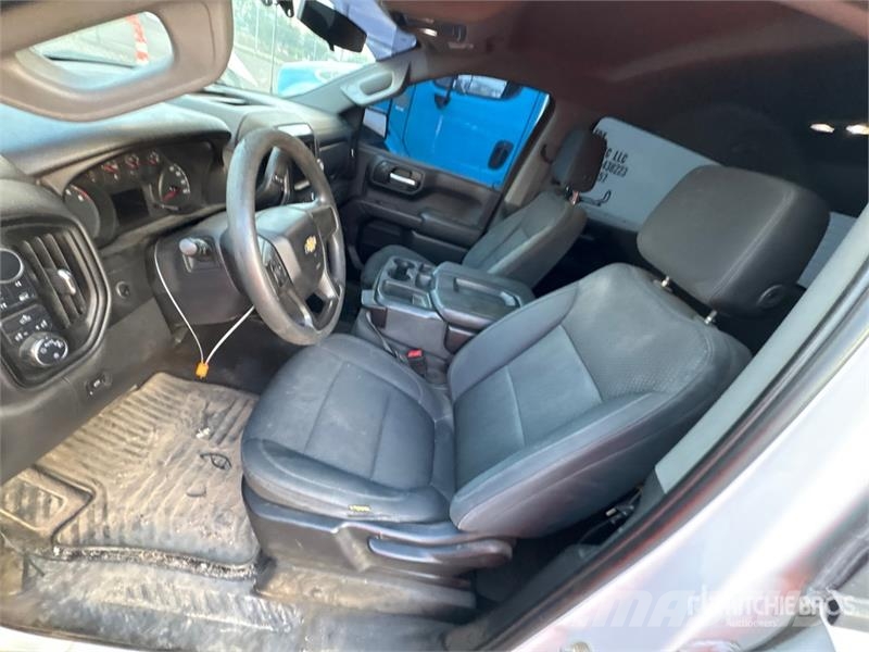 Chevrolet Silverado 1500 Custom 4x4 Crew Cab Pickup Egyéb