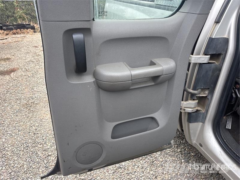 Chevrolet Silverado 1500 4x2 Extended Cab Pickup Outro