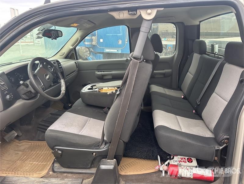 Chevrolet Silverado 1500 4x2 Extended Cab Pickup Outro