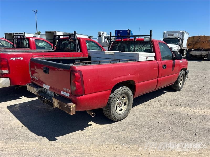 Chevrolet Silverado 1500 4x2 Pickup Outro
