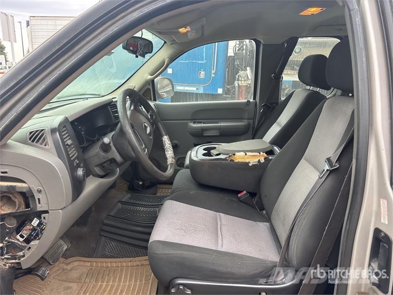 Chevrolet Silverado 1500 4x2 Extended Cab Pickup Outro