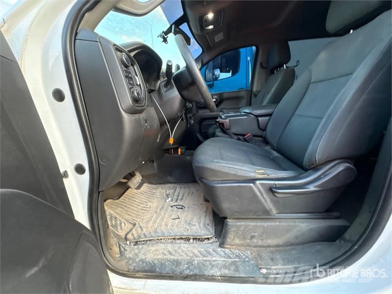 Chevrolet Silverado 1500 Custom 4x4 Crew Cab Pickup Egyéb
