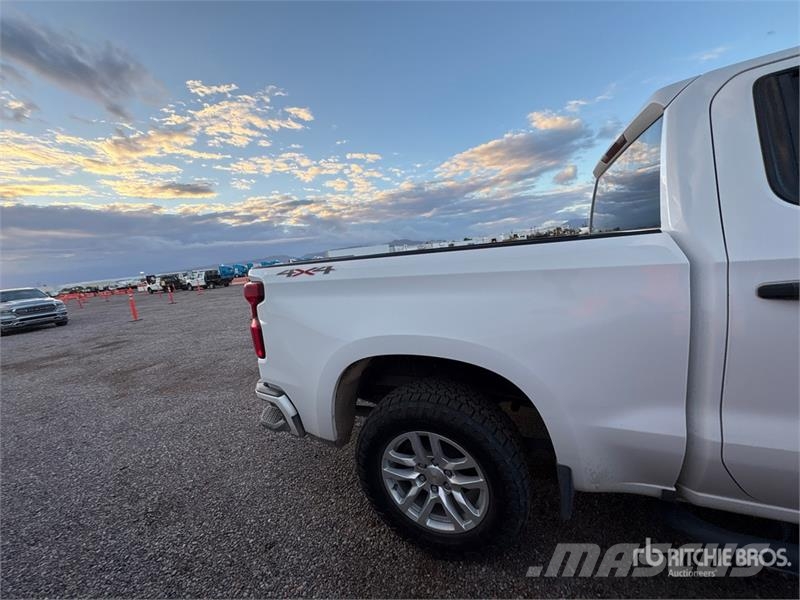 Chevrolet Silverado 1500 Custom 4x4 Crew Cab Pickup Egyéb