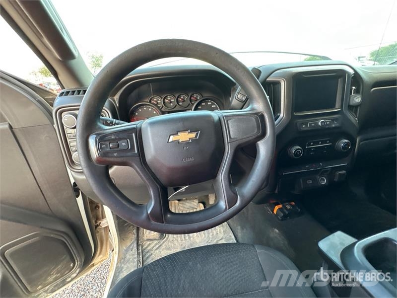 Chevrolet Silverado 1500 Custom 4x4 Crew Cab Pickup Egyéb