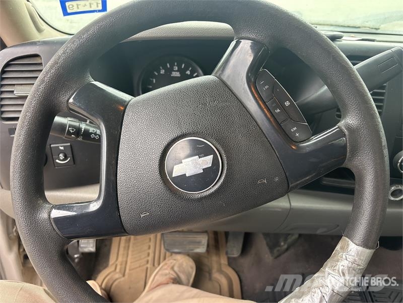Chevrolet Silverado 1500 4x2 Extended Cab Pickup Outro