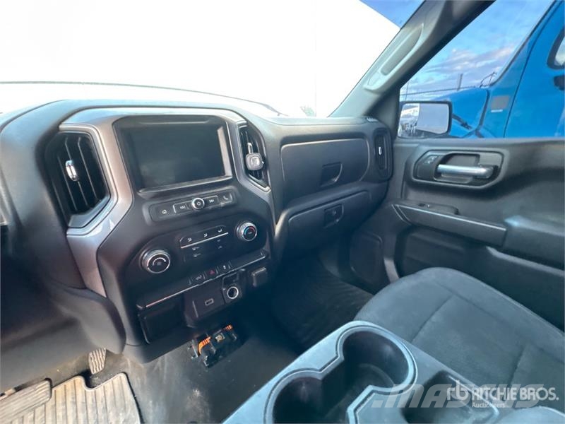 Chevrolet Silverado 1500 Custom 4x4 Crew Cab Pickup Egyéb