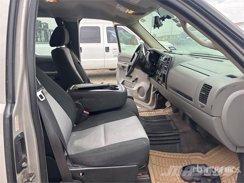 Chevrolet Silverado 1500 4x2 Extended Cab Pickup Outro