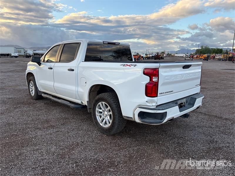 Chevrolet Silverado 1500 Custom 4x4 Crew Cab Pickup Egyéb
