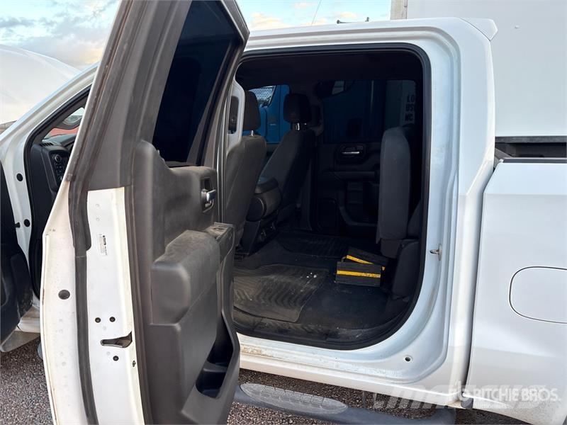Chevrolet Silverado 1500 Custom 4x4 Crew Cab Pickup Egyéb