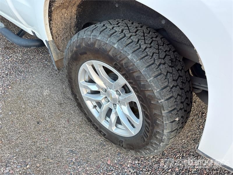 Chevrolet Silverado 1500 Custom 4x4 Crew Cab Pickup Egyéb