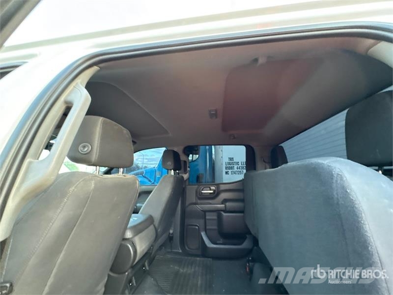 Chevrolet Silverado 1500 Custom 4x4 Crew Cab Pickup Egyéb