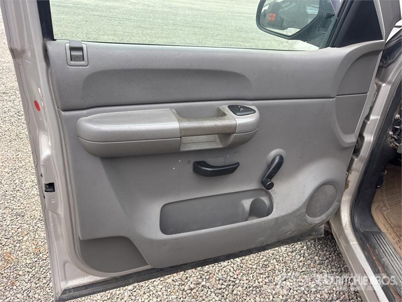 Chevrolet Silverado 1500 4x2 Extended Cab Pickup Outro