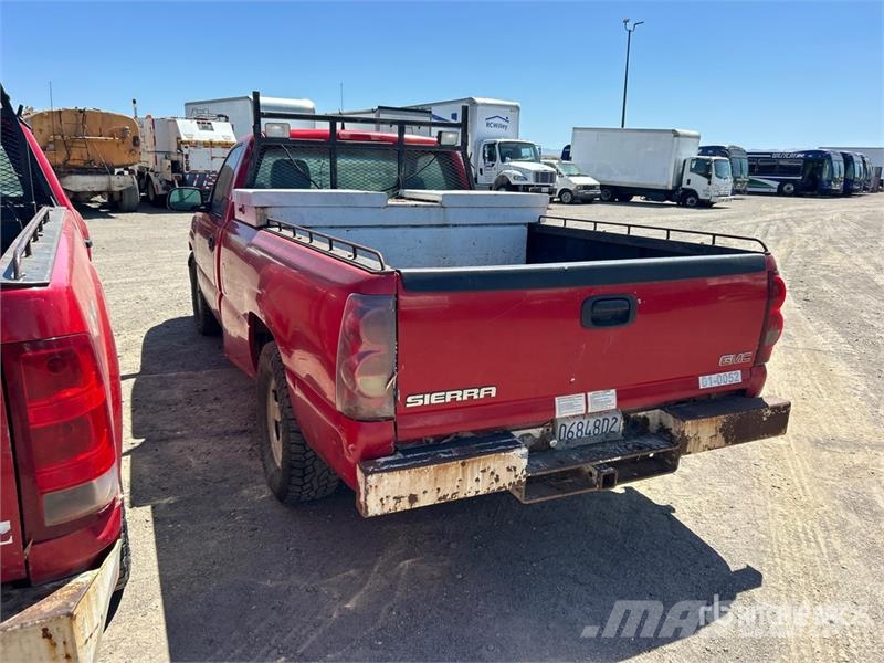Chevrolet Silverado 1500 4x2 Pickup Outro