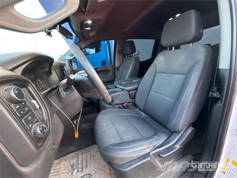Chevrolet Silverado 1500 Custom 4x4 Crew Cab Pickup Egyéb