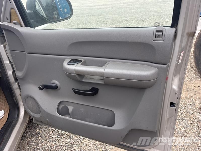 Chevrolet Silverado 1500 4x2 Extended Cab Pickup Outro