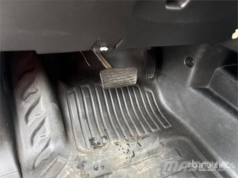 Chevrolet Silverado 2500HD 4x4 Crew Cab Pickup Diger