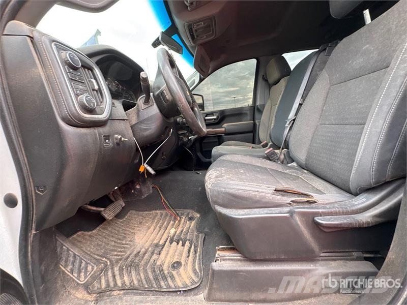 Chevrolet Silverado 2500HD Z71 4x4 Extended Cab Pickup Outro