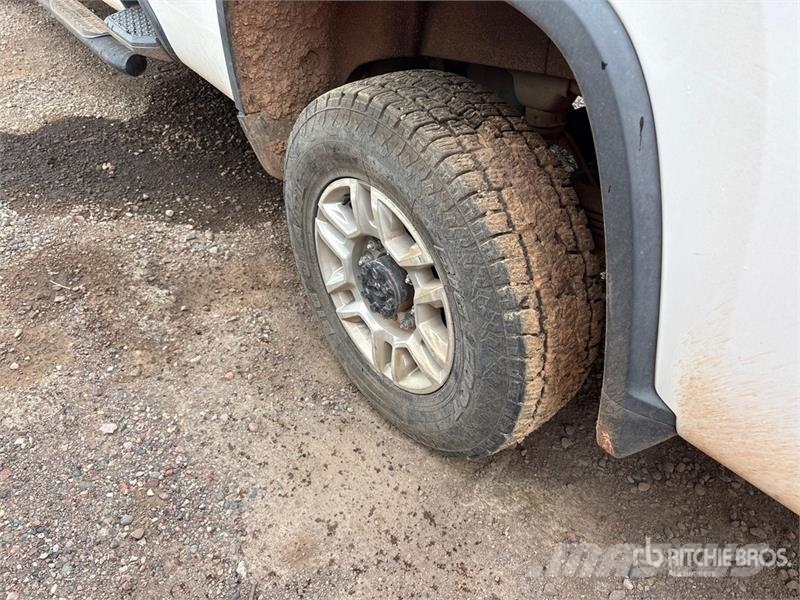 Chevrolet Silverado 2500HD Z71 4x4 Extended Cab Pickup (Inop Прочие фургоны