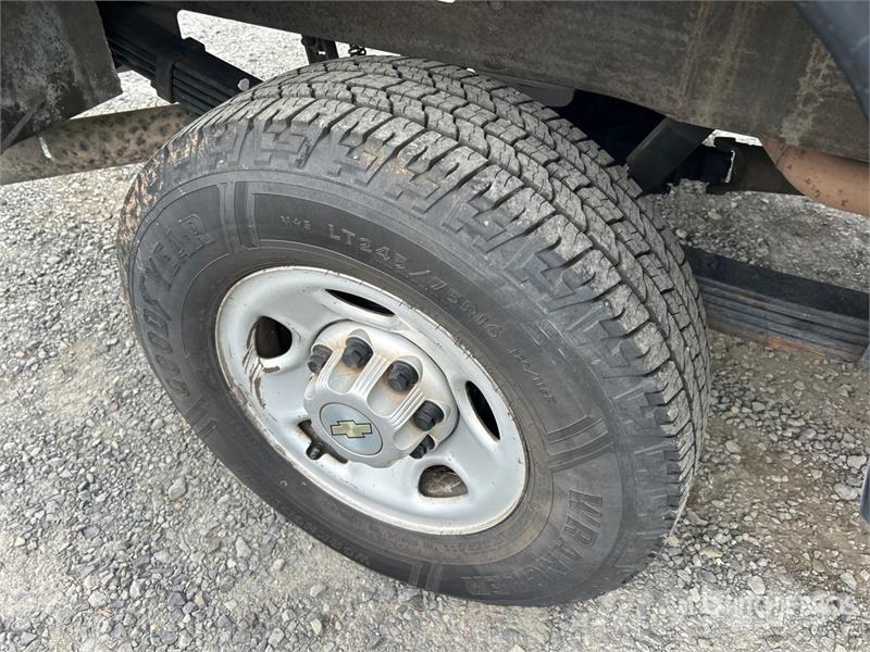 Chevrolet Silverado 2500HD 4x2 Utility Truck Vieglais kravas automobilis/izkraušana no sāniem