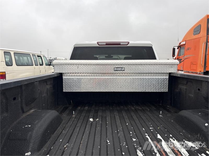 Chevrolet Silverado 2500HD 4x4 Crew Cab Pickup Diger