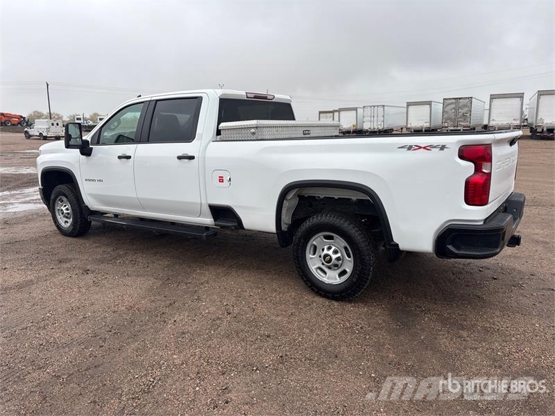 Chevrolet Silverado 2500HD 4x4 Crew Cab Pickup Diger