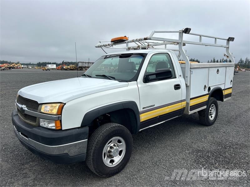 Chevrolet Silverado 2500HD 4x2 Utility Truck Vieglais kravas automobilis/izkraušana no sāniem