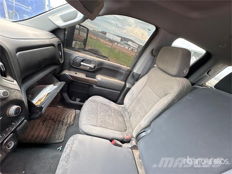 Chevrolet Silverado 2500HD Z71 4x4 Extended Cab Pickup Outro
