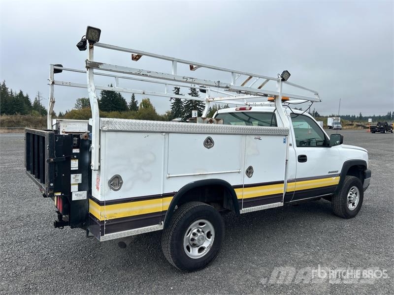 Chevrolet Silverado 2500HD 4x2 Utility Truck Vieglais kravas automobilis/izkraušana no sāniem
