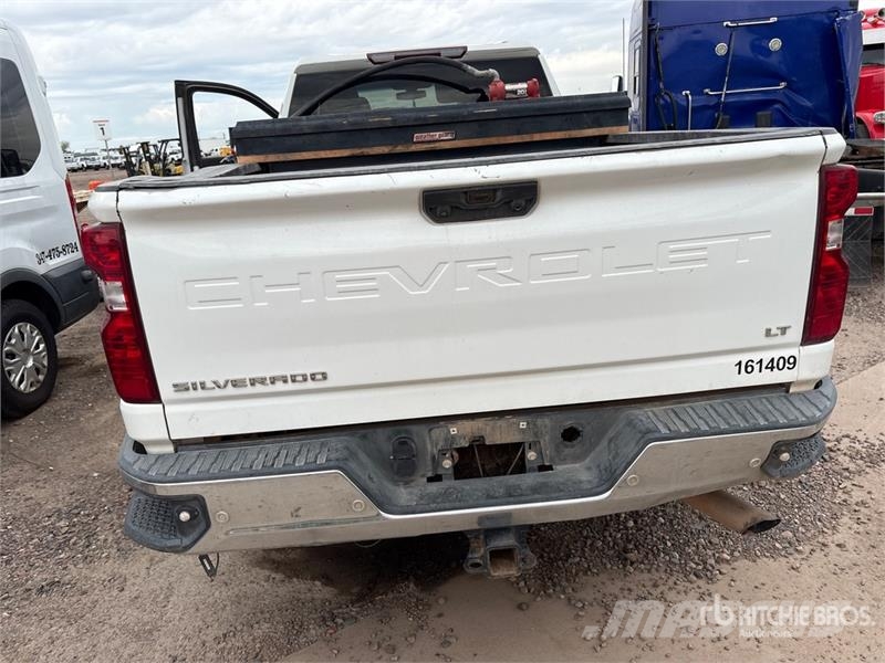 Chevrolet Silverado 2500HD Z71 4x4 Extended Cab Pickup Outro