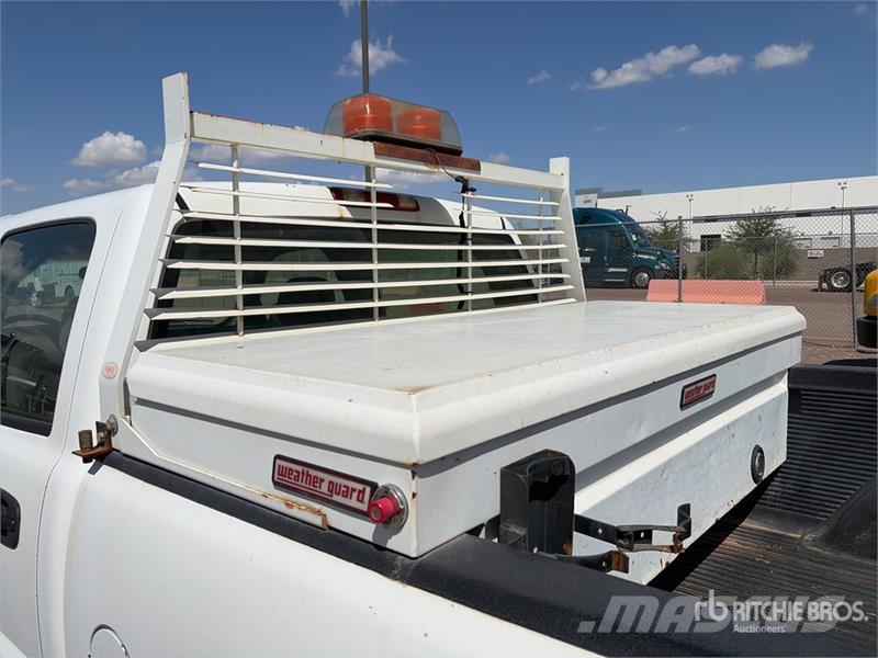 Chevrolet Silverado 2500 HD 4x2 Crew Cab Pickup Kita