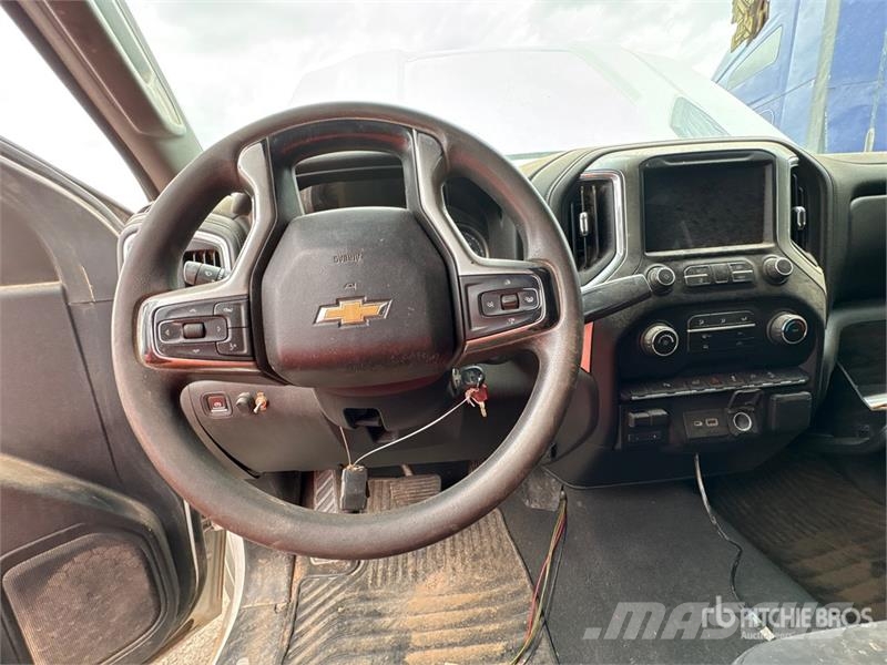 Chevrolet Silverado 2500HD Z71 4x4 Extended Cab Pickup Outro